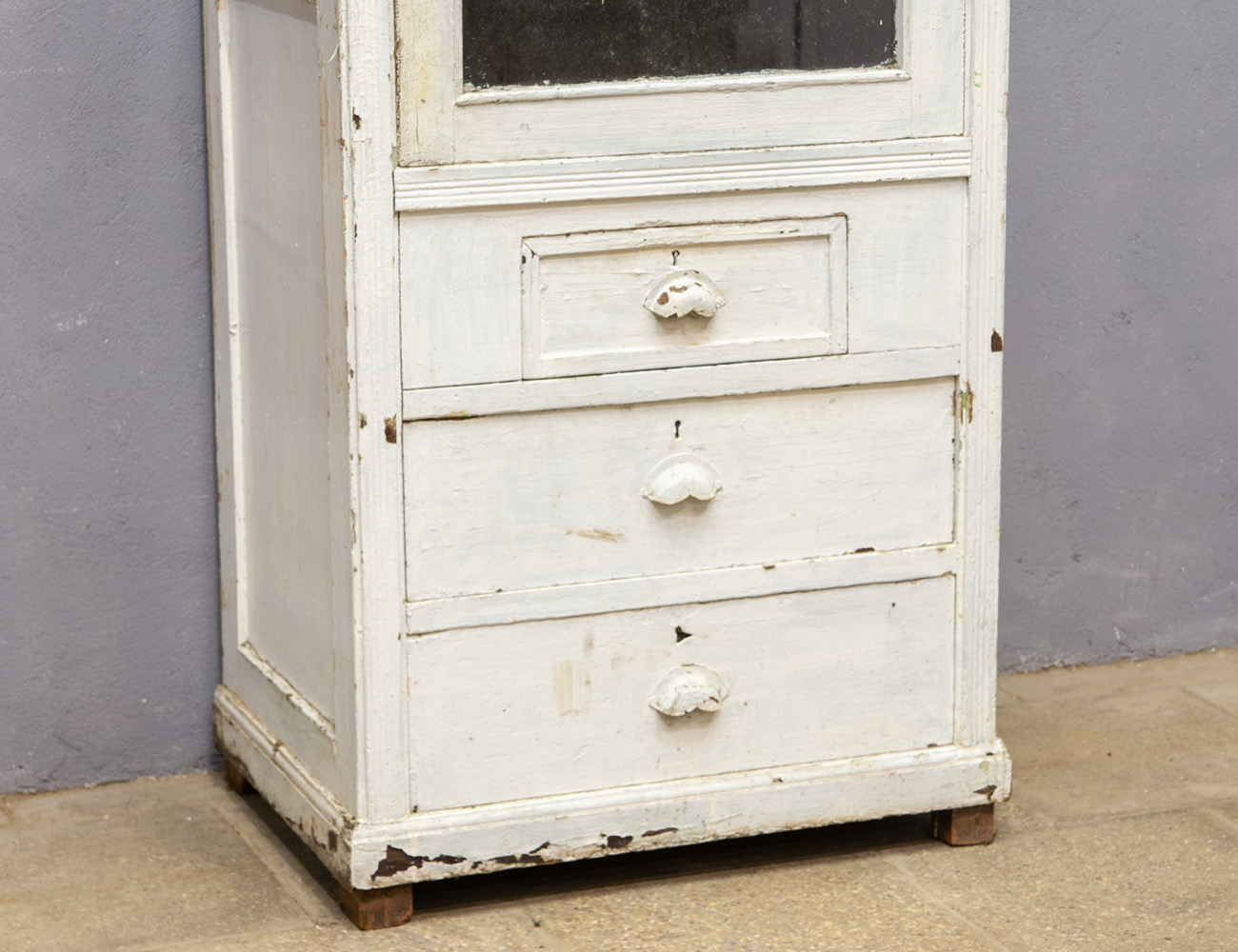 Старинный шкаф