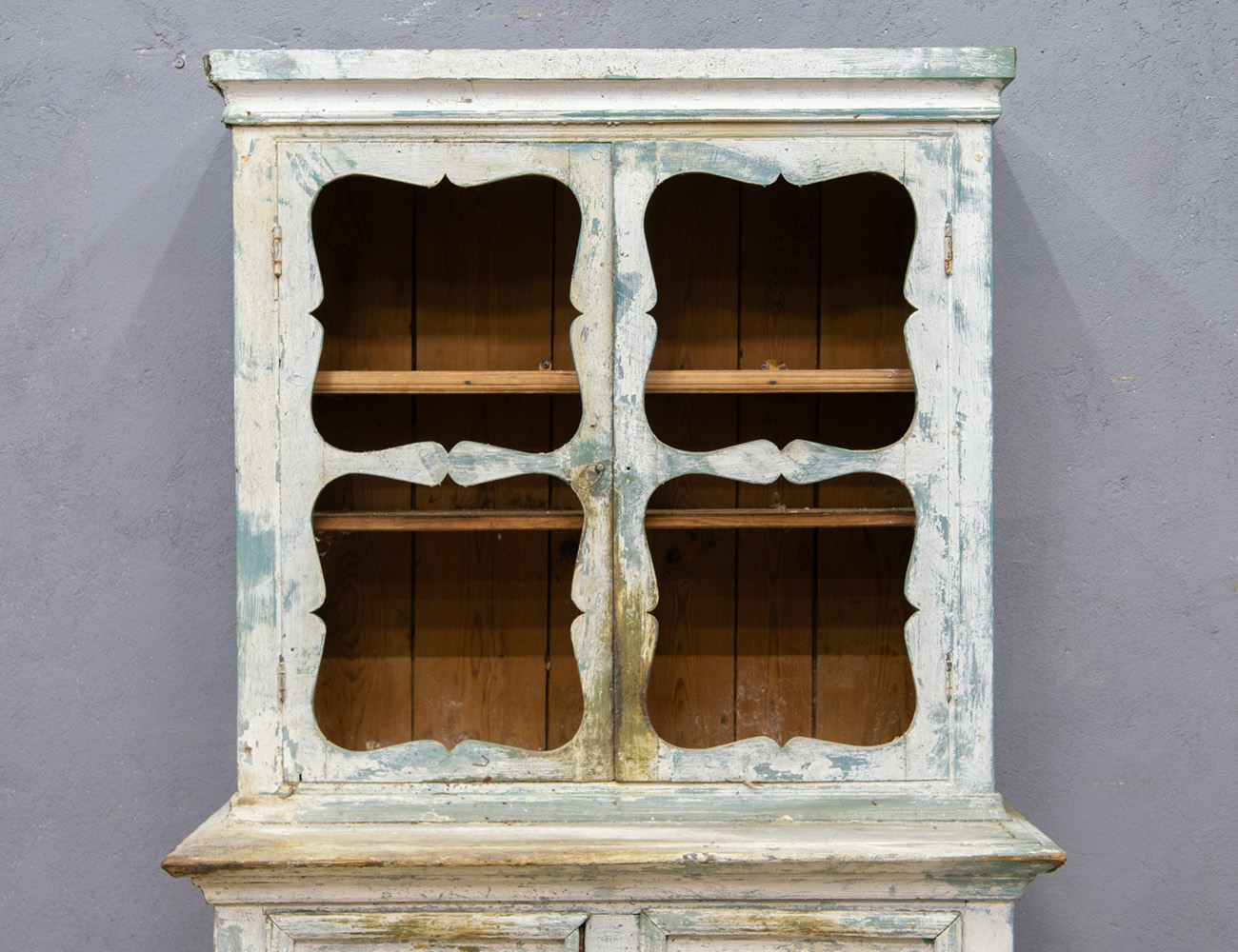 Старинный деревенский буфет