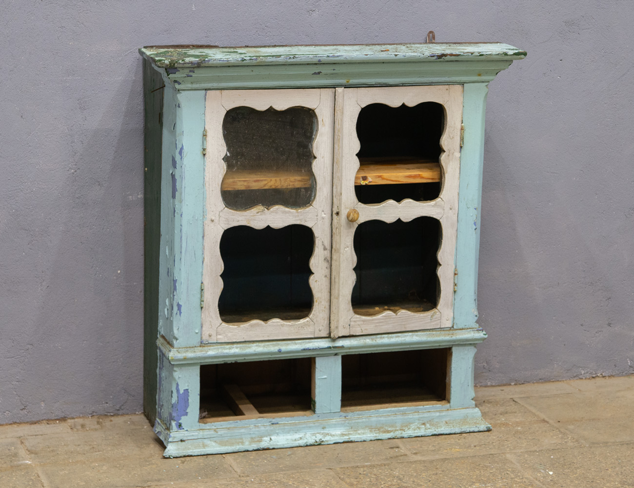 Верх от старинного деревенского буфета