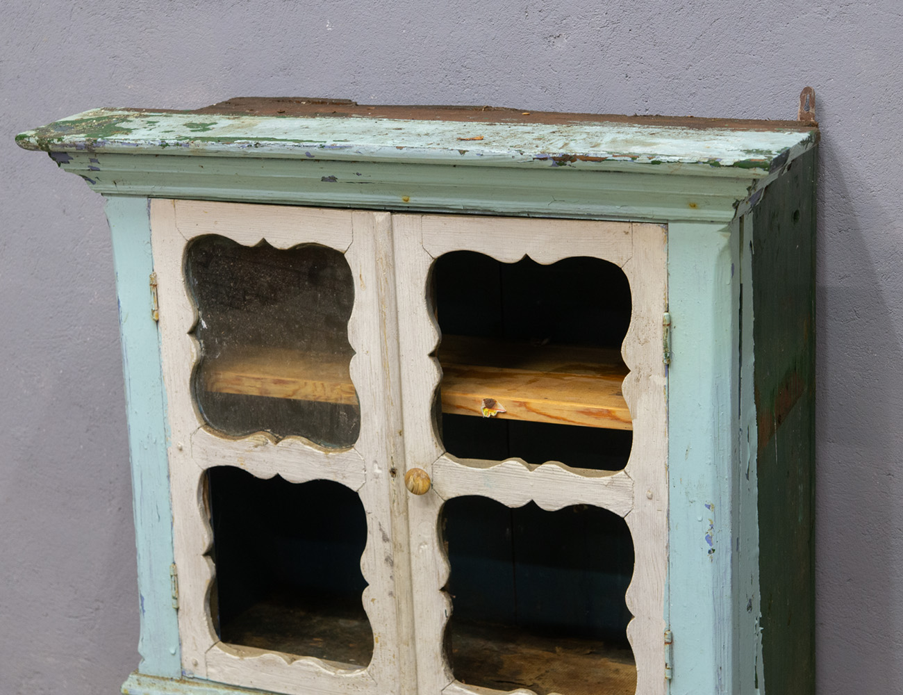 Верх от старинного деревенского буфета