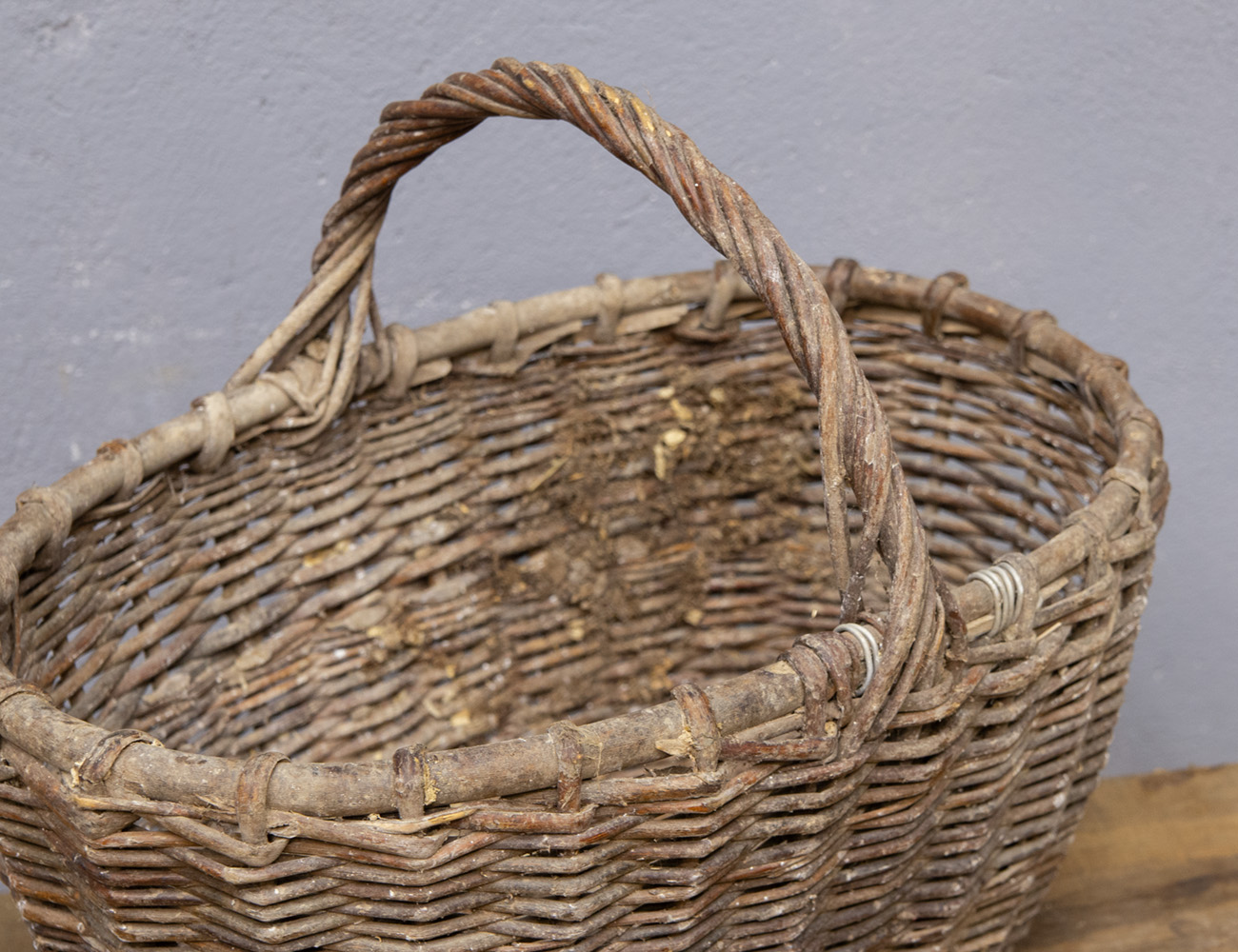 Старинная плетёная корзина