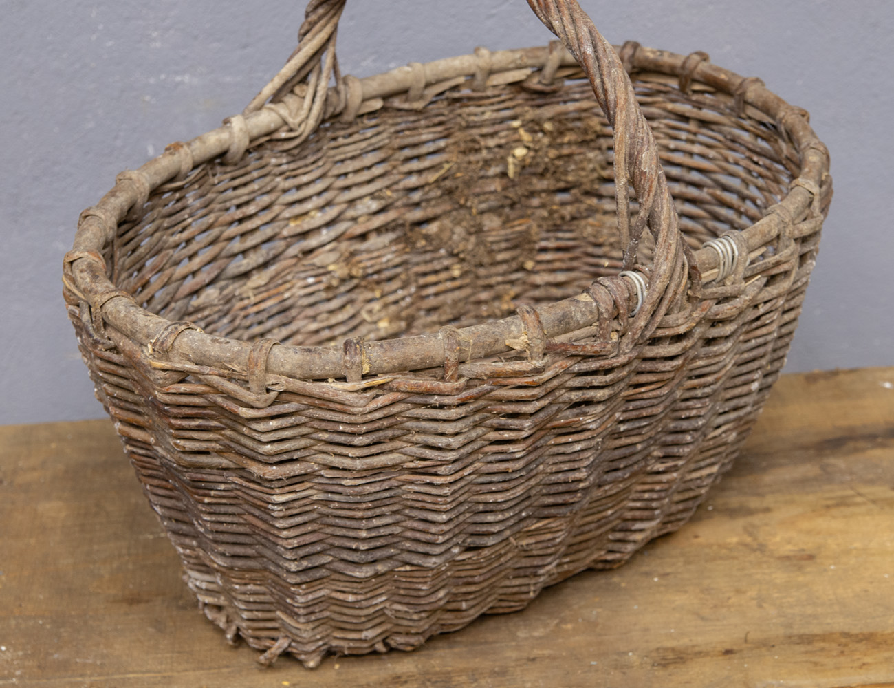 Старинная плетёная корзина
