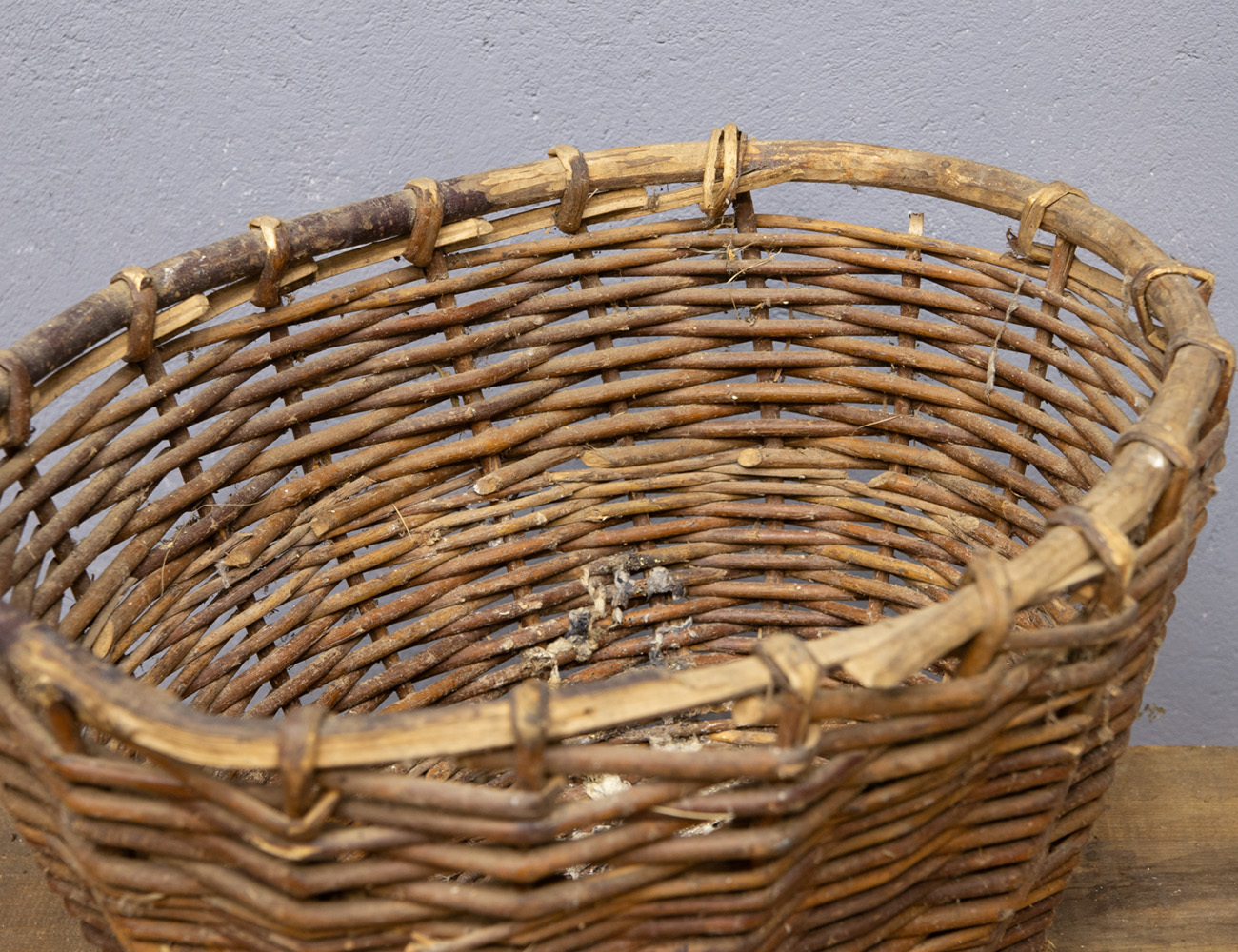 Старинная плетёная корзина