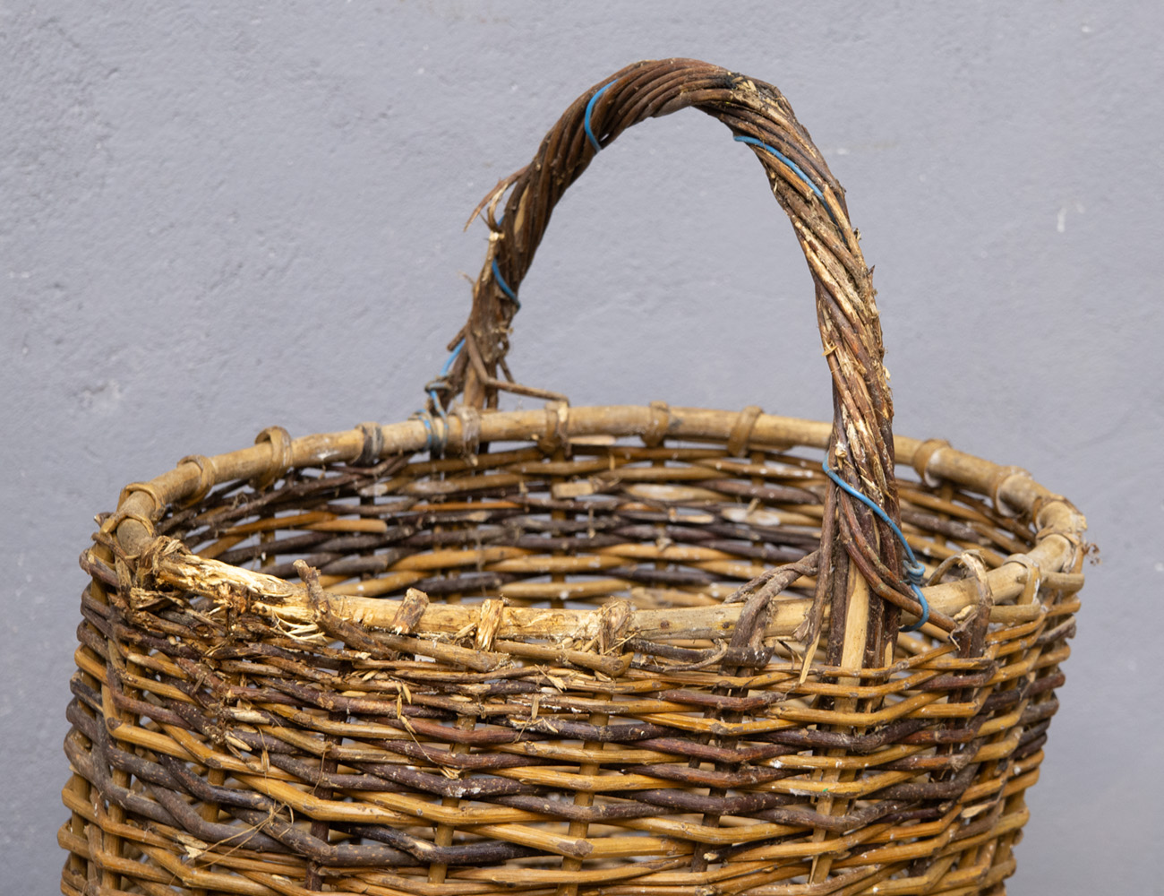 Старинная плетёная корзина