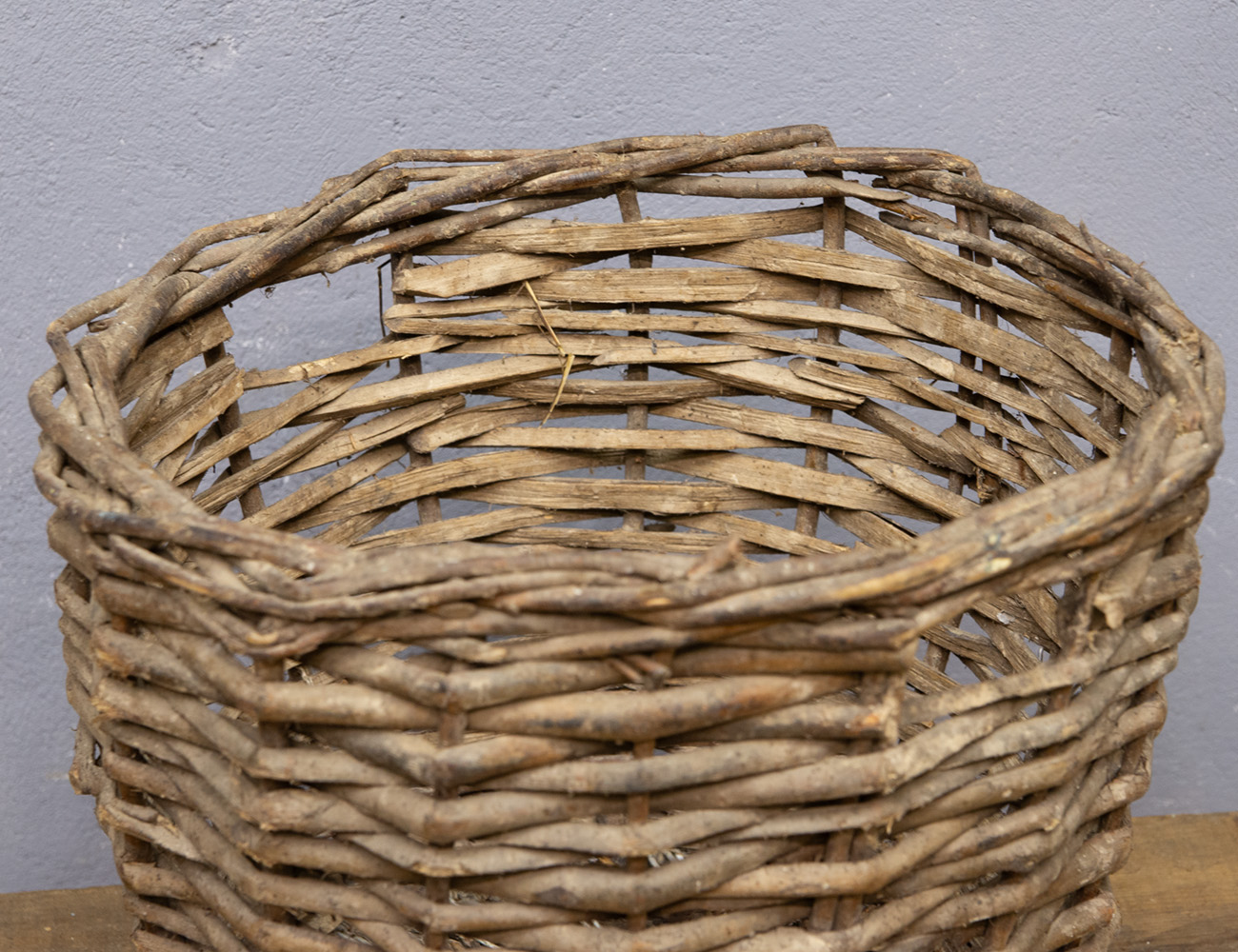 Старинная плетёная корзина