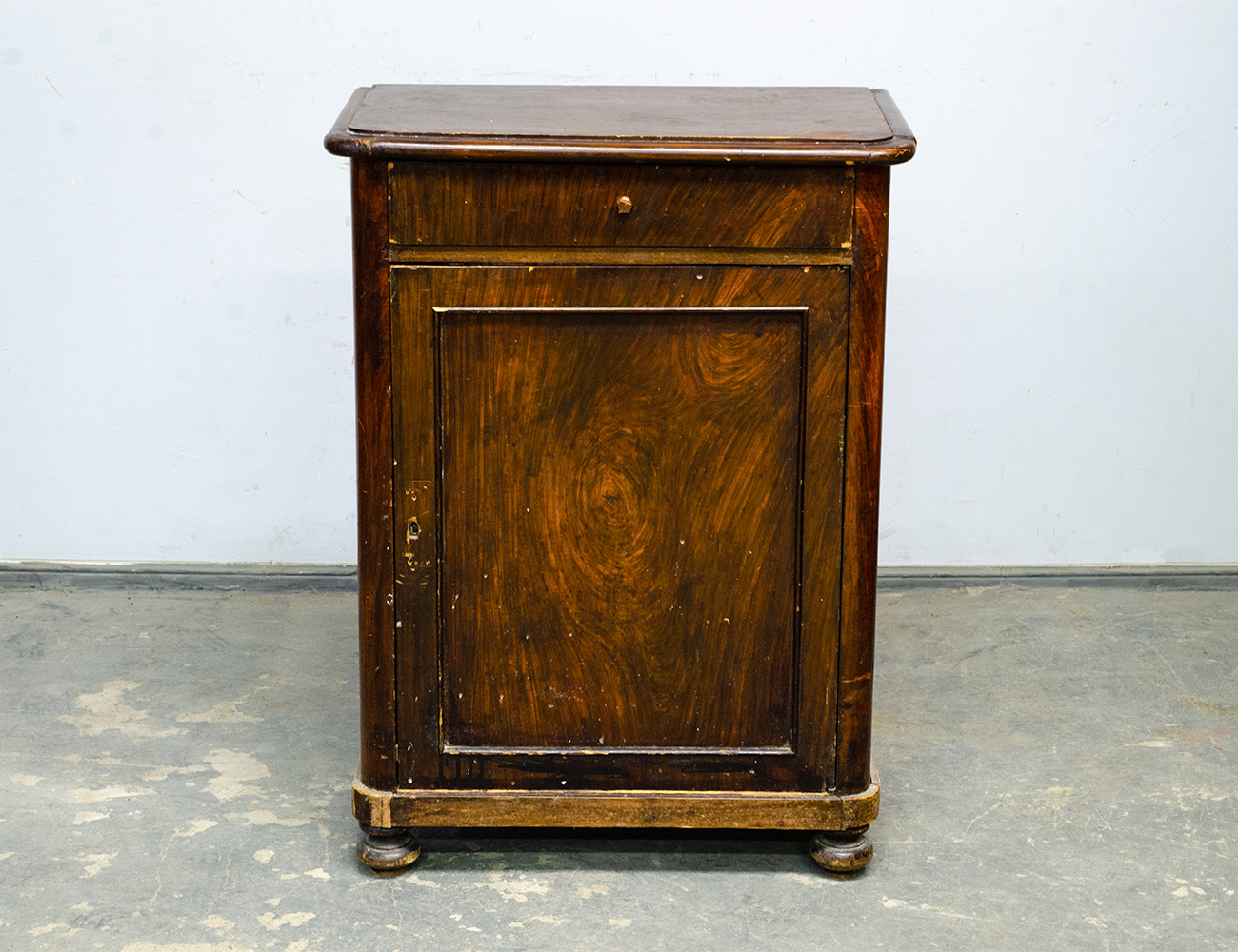 Старинная тумба 19 века