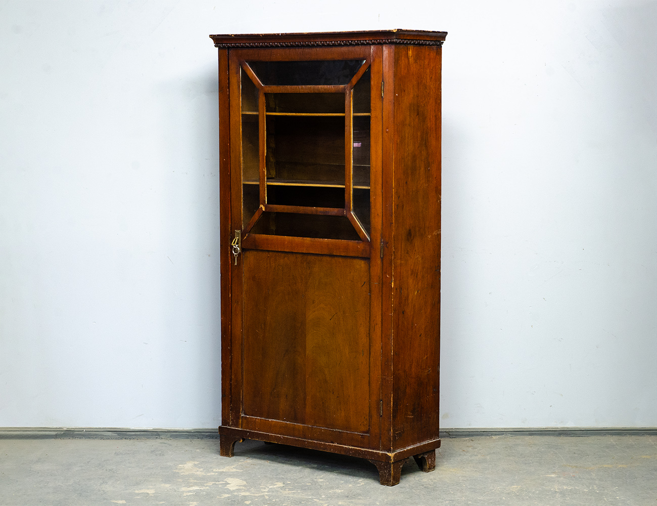 Старинный книжный шкаф