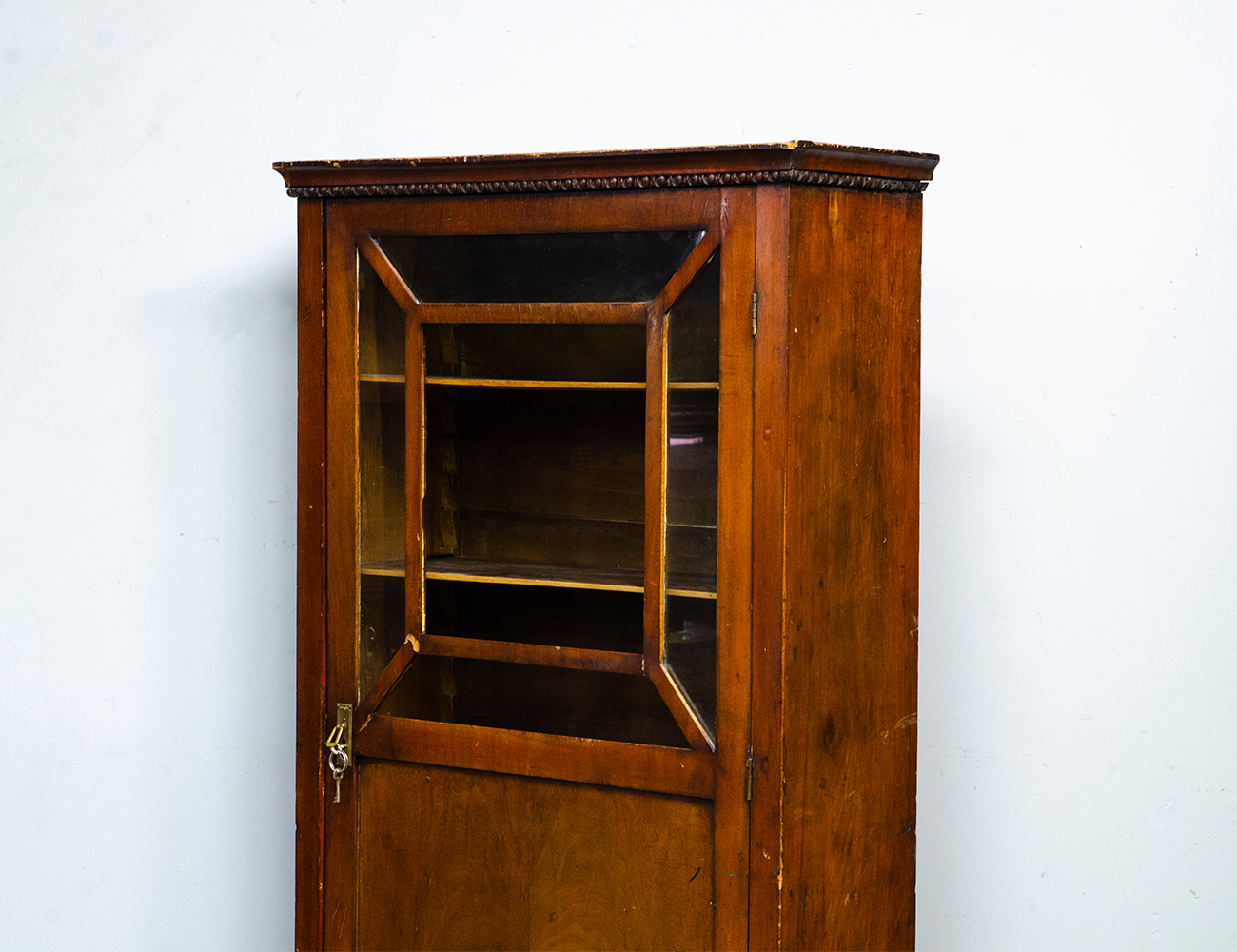 Старинный книжный шкаф