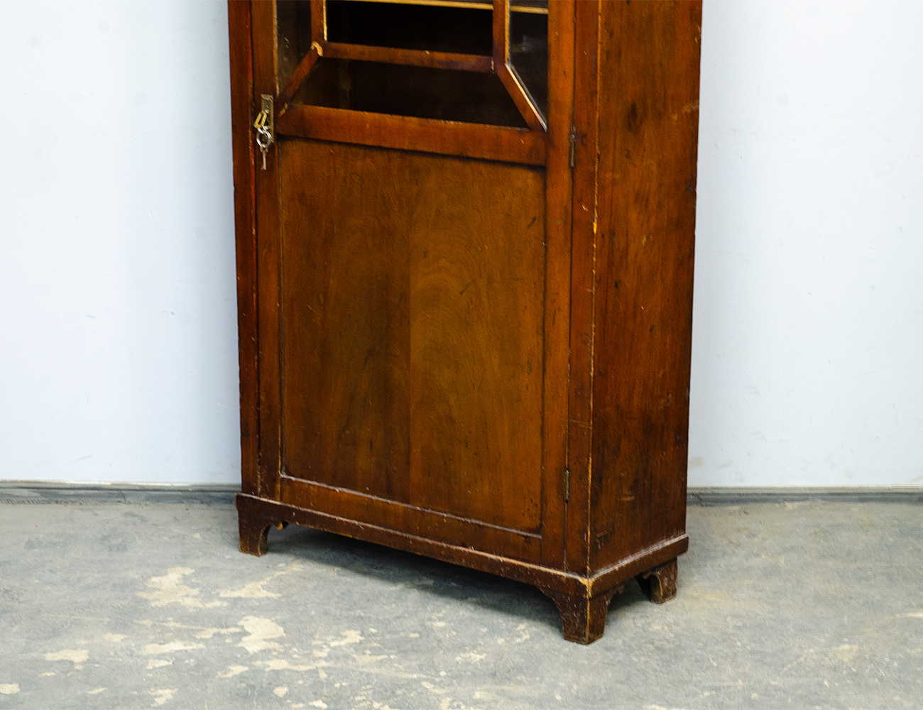 Старинный книжный шкаф