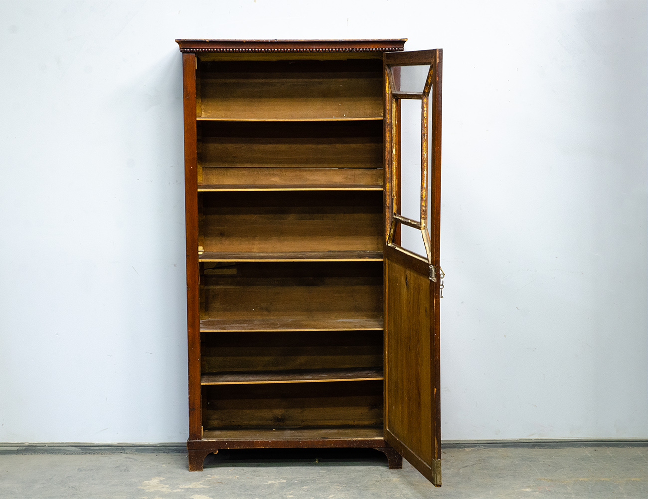 Старинный книжный шкаф