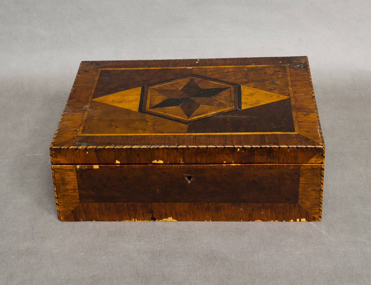 Старинная шкатулка с маркетри