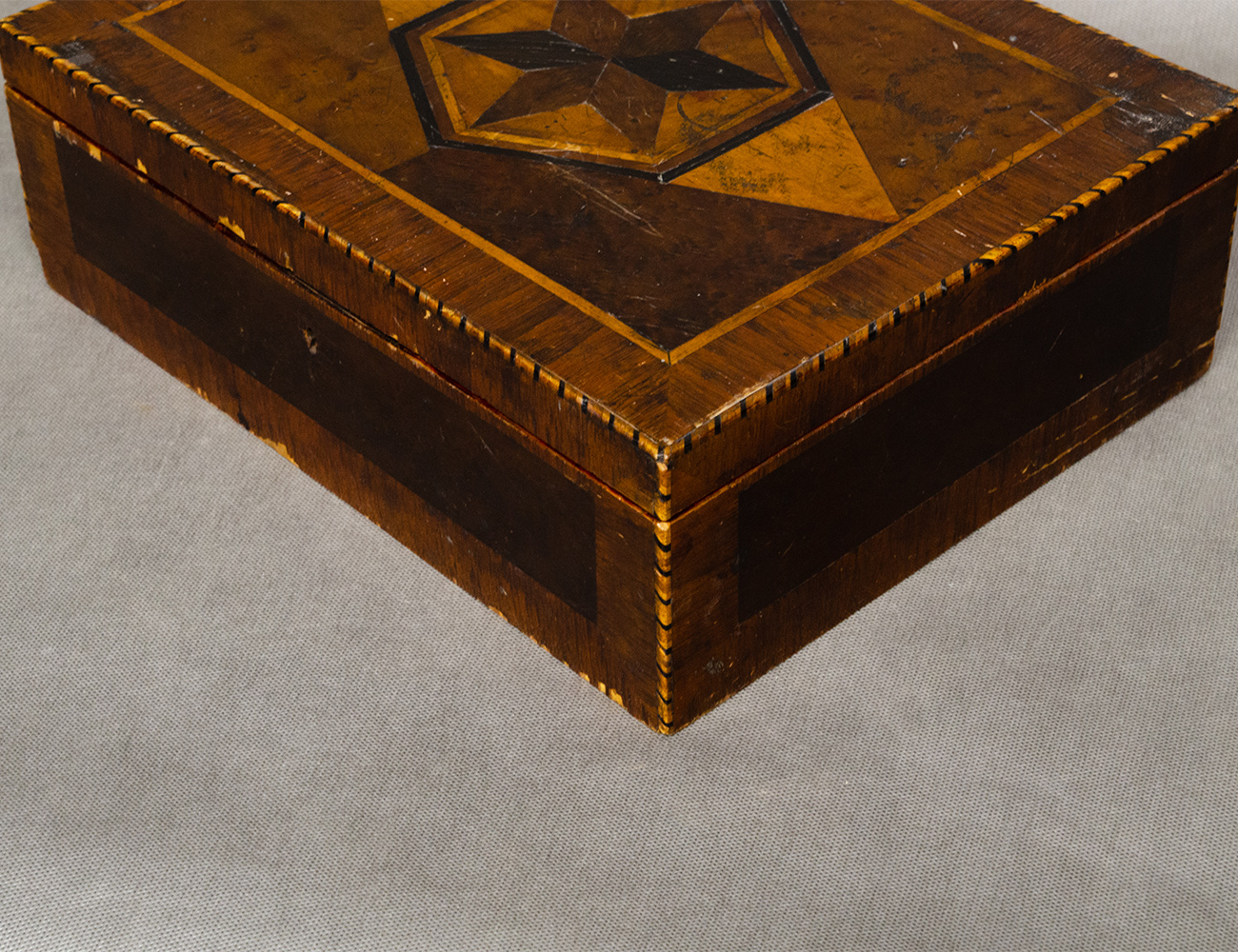 Старинная шкатулка с маркетри