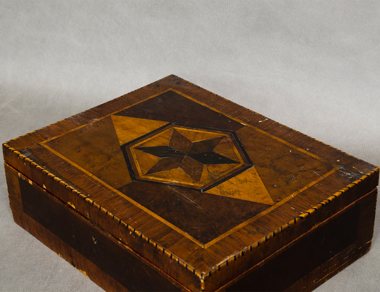 Старинная шкатулка с маркетри