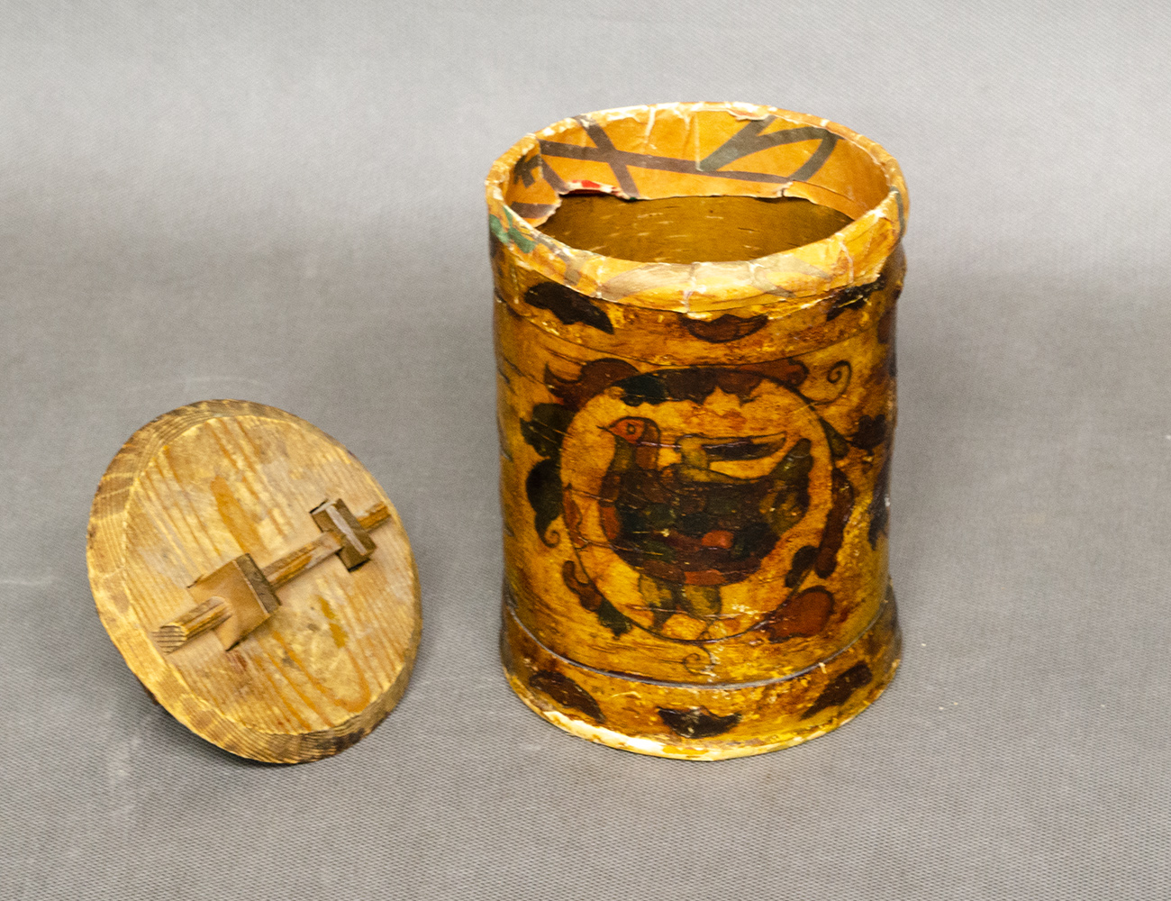 Старинный короб с птичкой