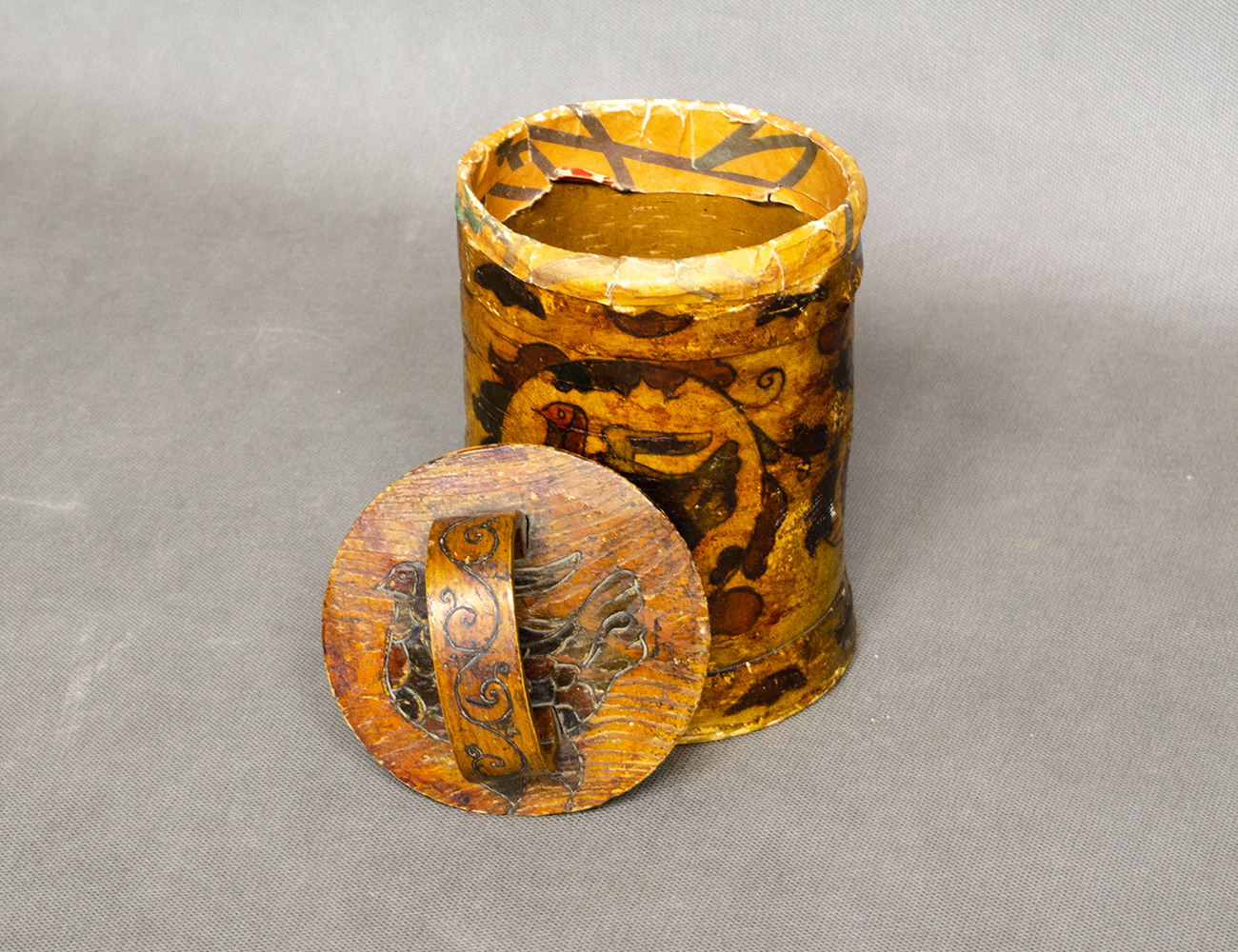 Старинный короб с птичкой