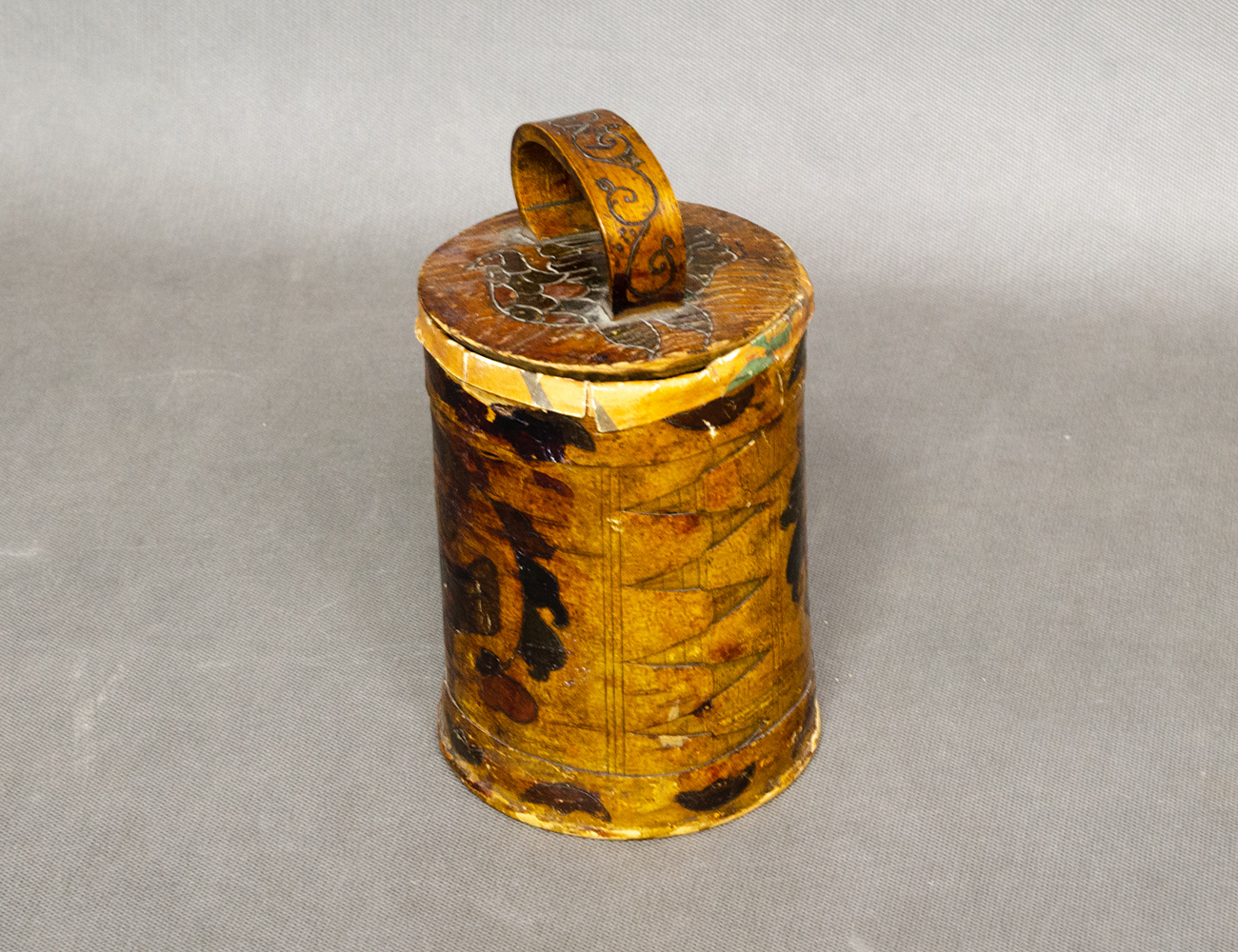 Старинный короб с птичкой