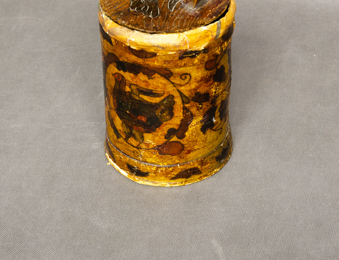 Старинный короб с птичкой