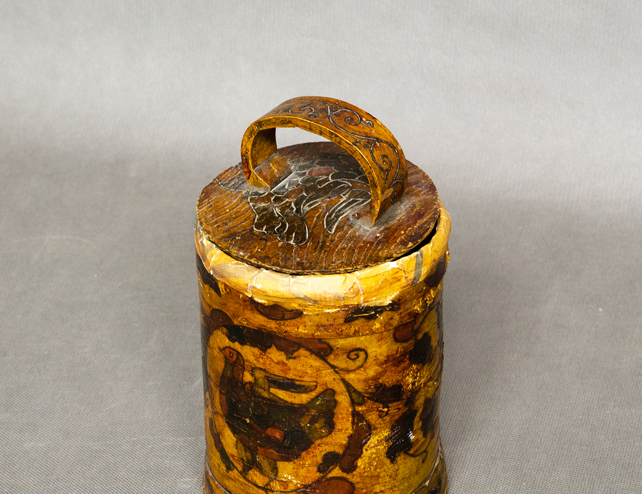 Старинный короб с птичкой