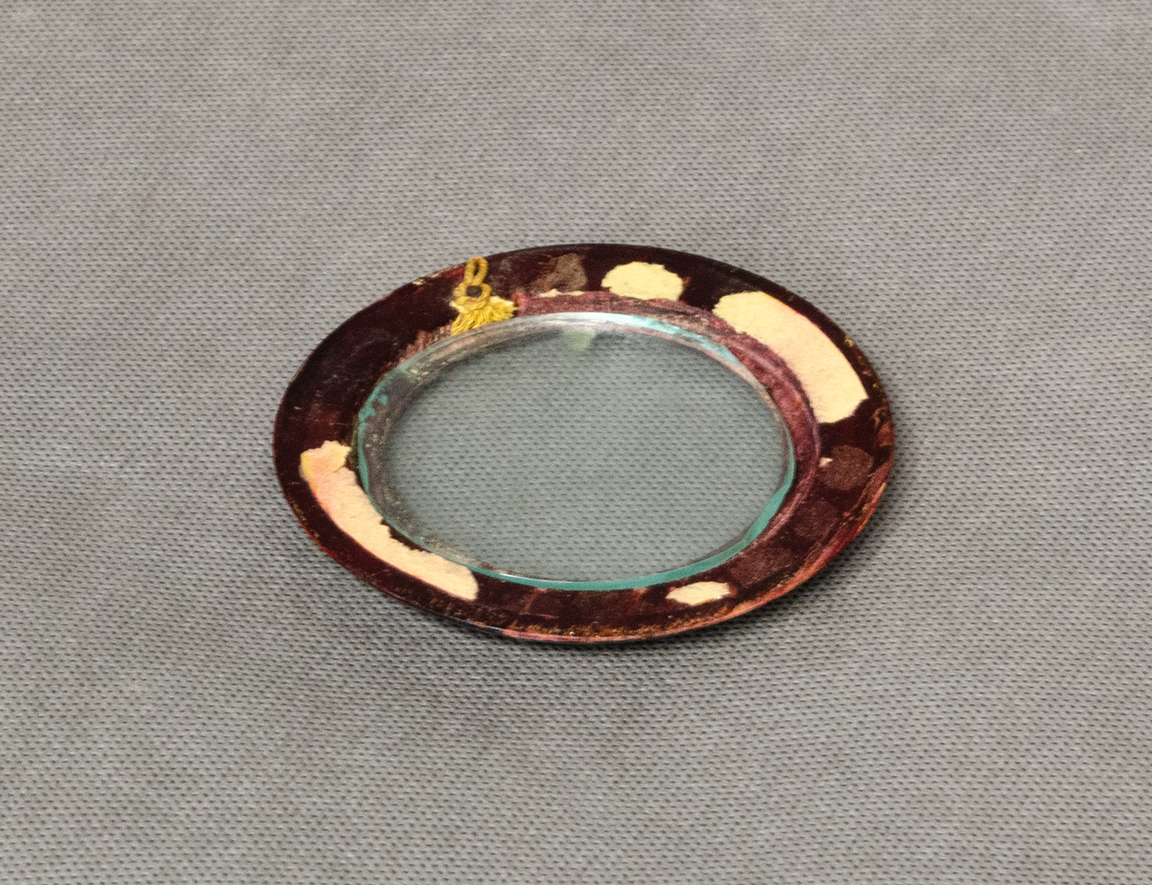 Старинная круглая рамка для фото