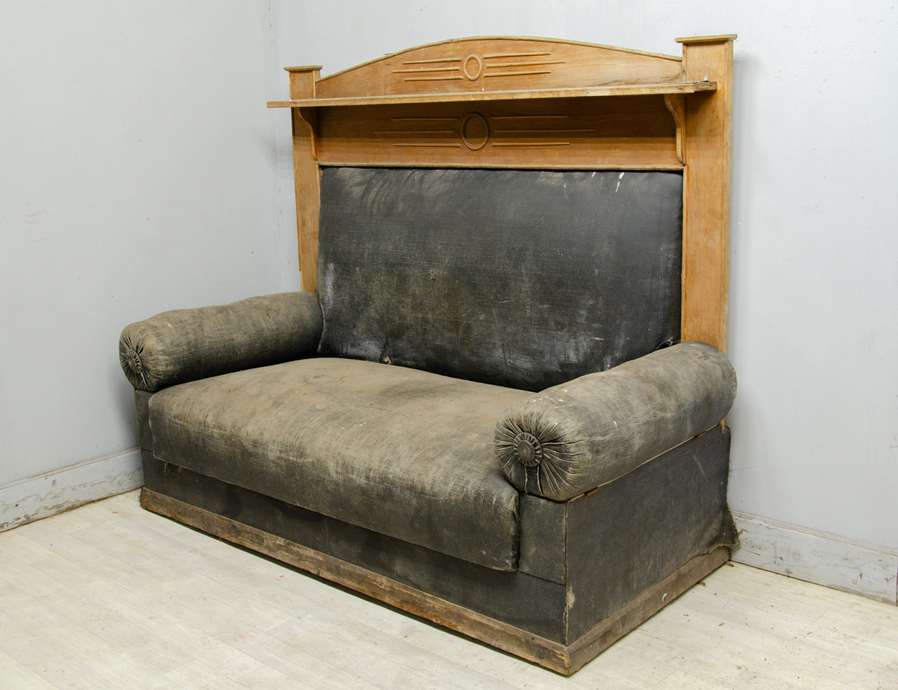 Старинный диван с высокой спинкой