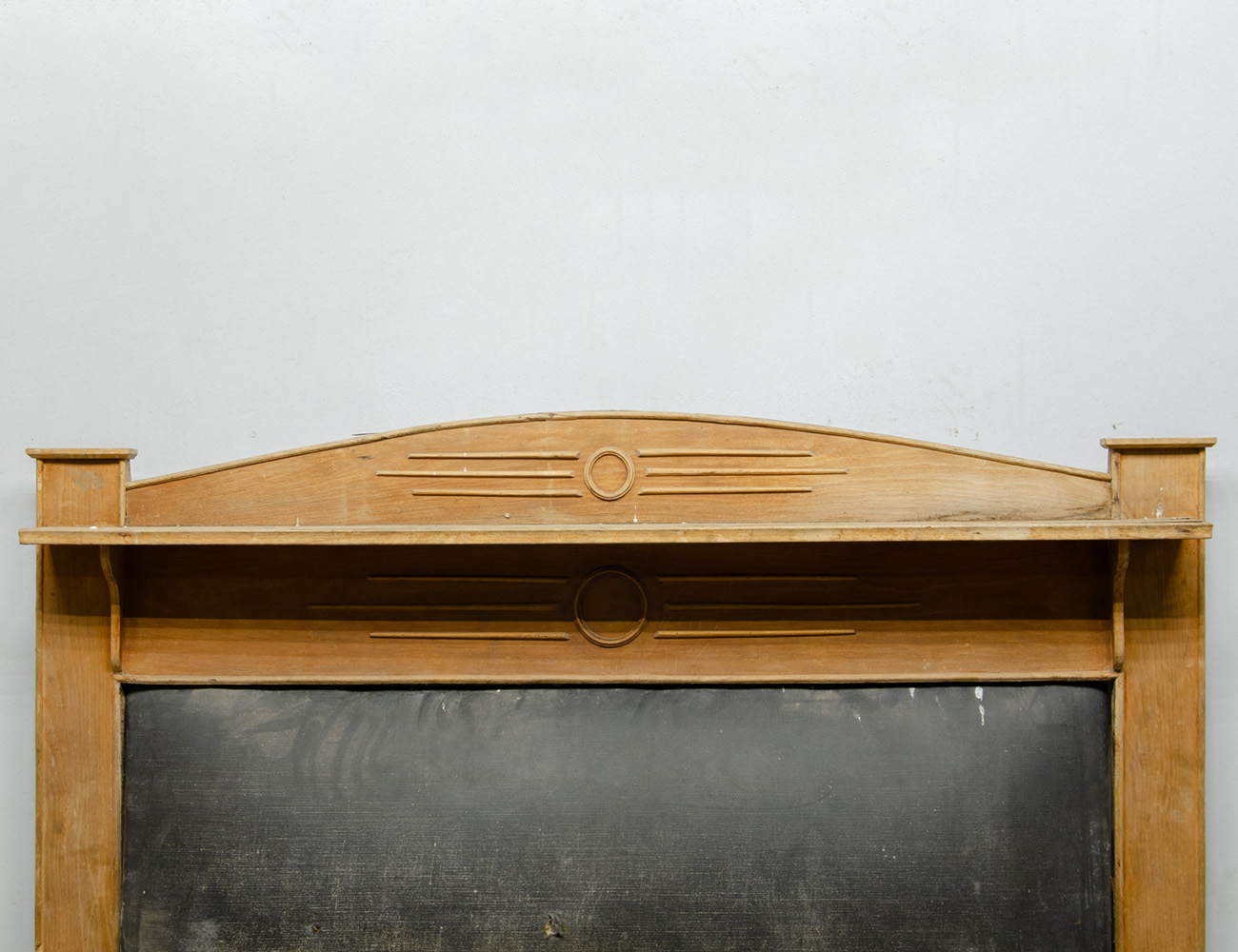 Старинный диван с высокой спинкой