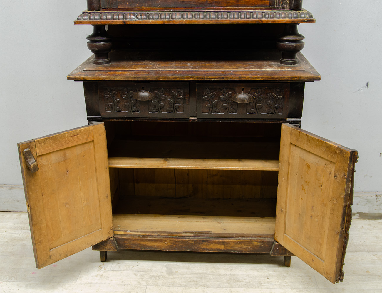 Старинная посудная горка