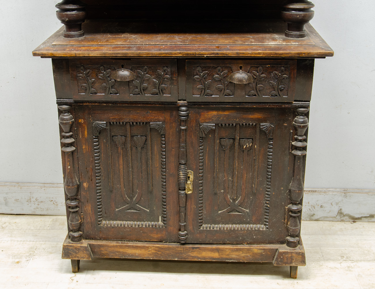 Старинная посудная горка