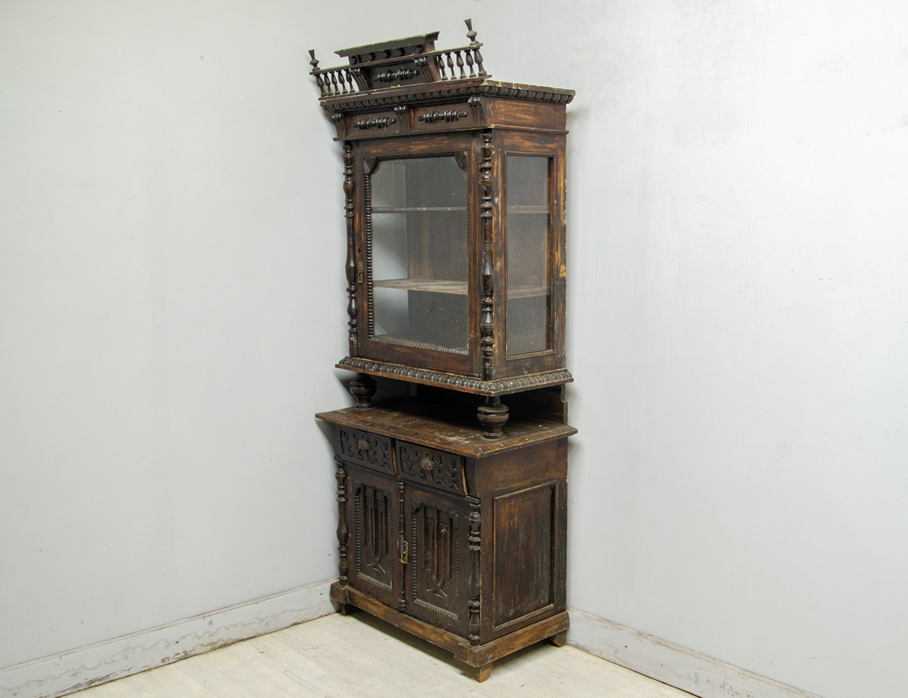 Старинная посудная горка