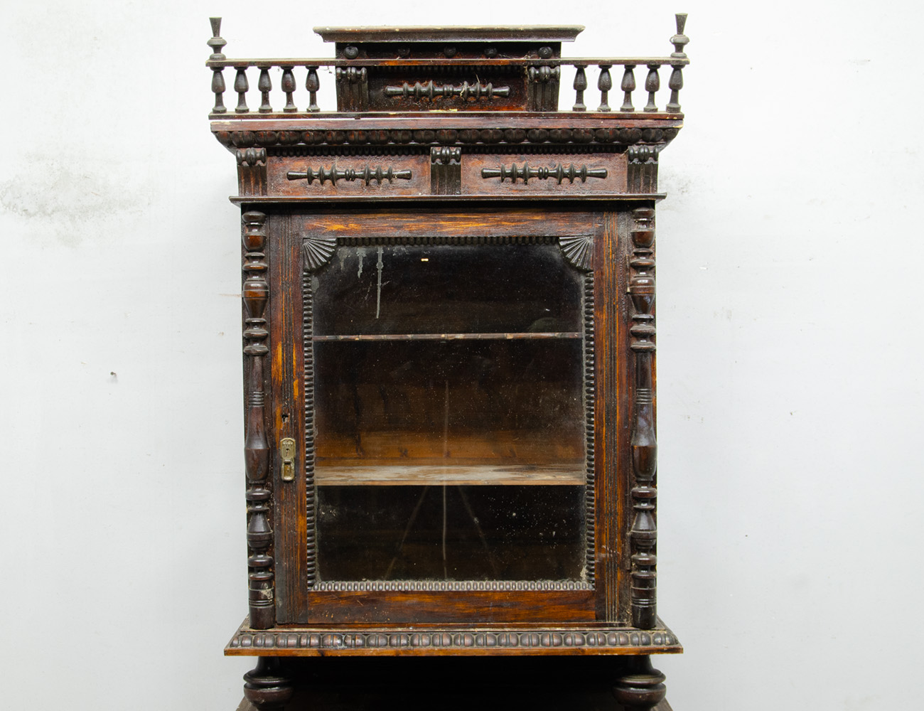 Старинная посудная горка