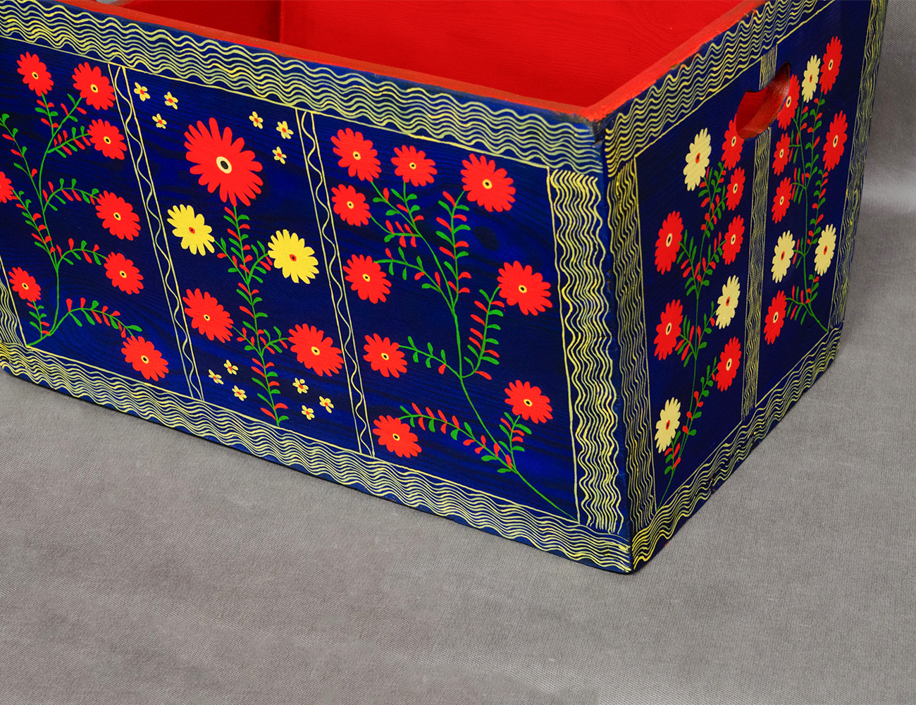 Старинный ящик для вина с росписью