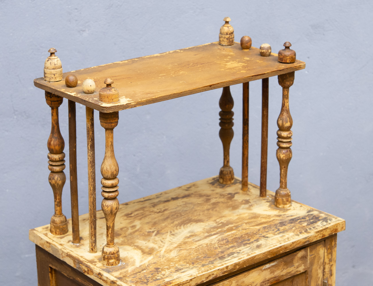 Старинная тумба с этажеркой