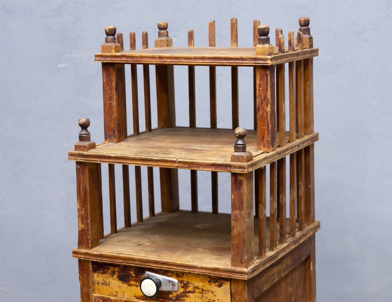 Старинная тумба с этажеркой