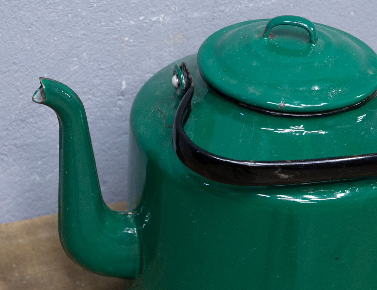 Старинный эмалированный чайник