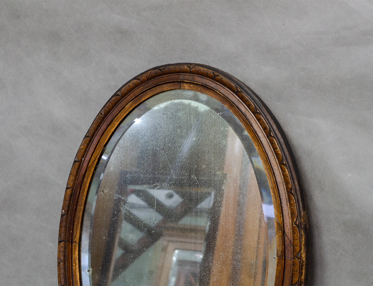 Старинное овальное настенное зеркало