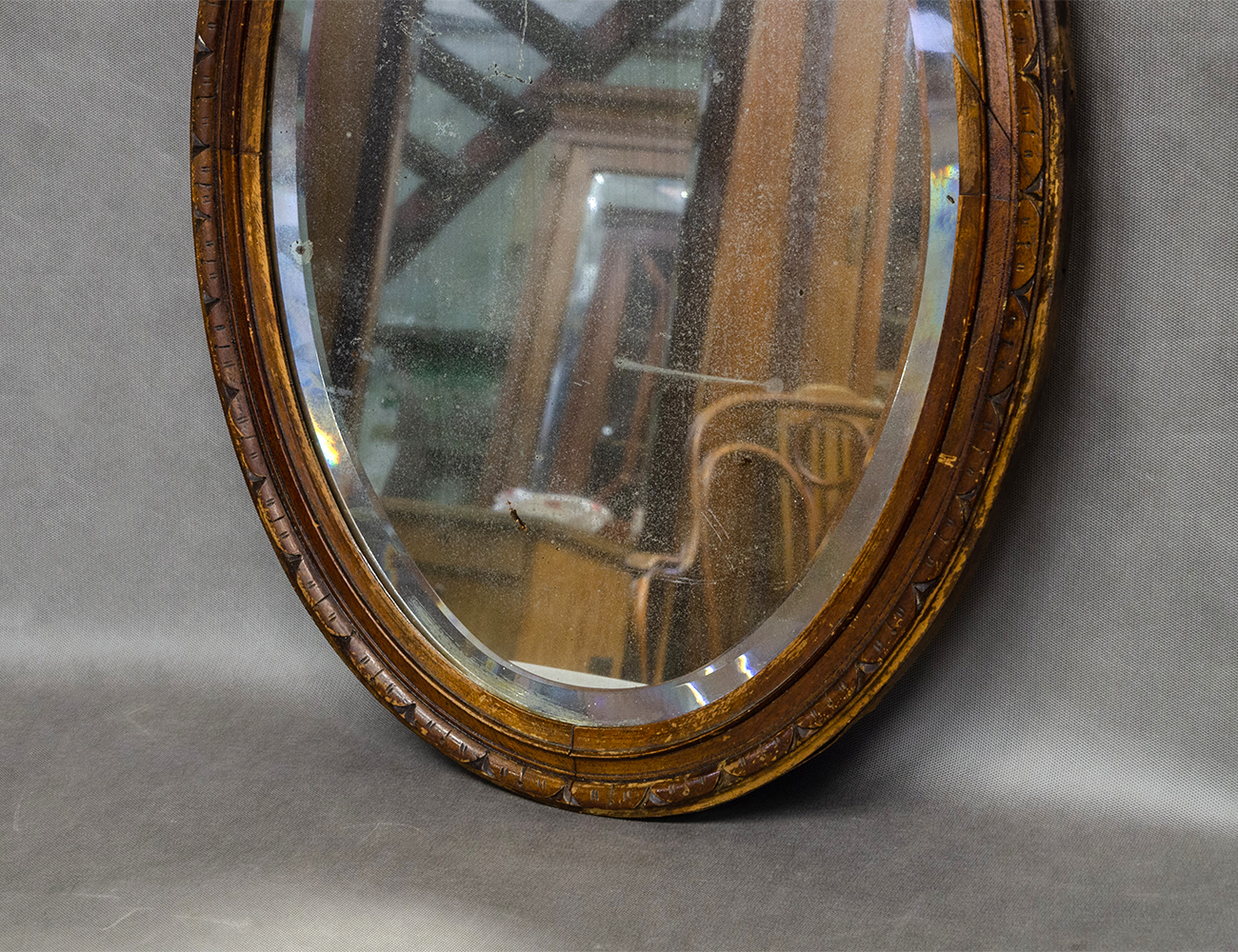 Старинное овальное настенное зеркало