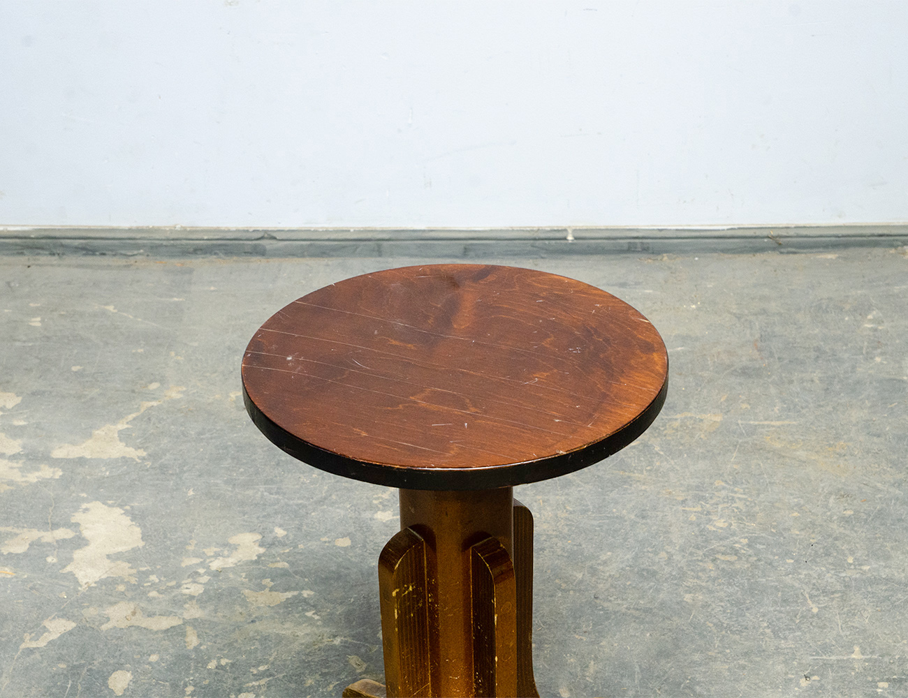 Старинный винтовой табурет