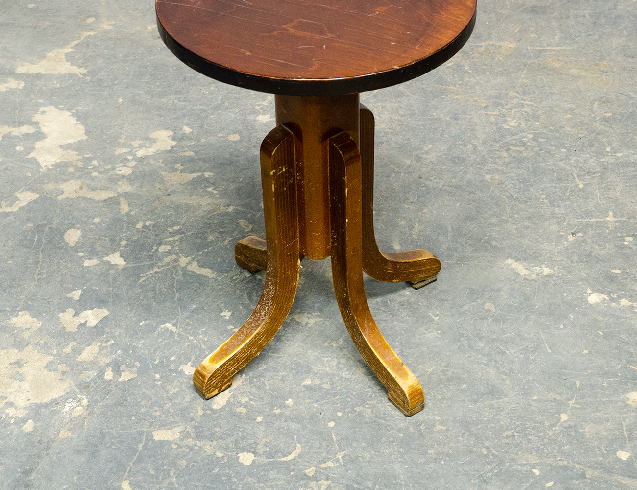 Старинный винтовой табурет