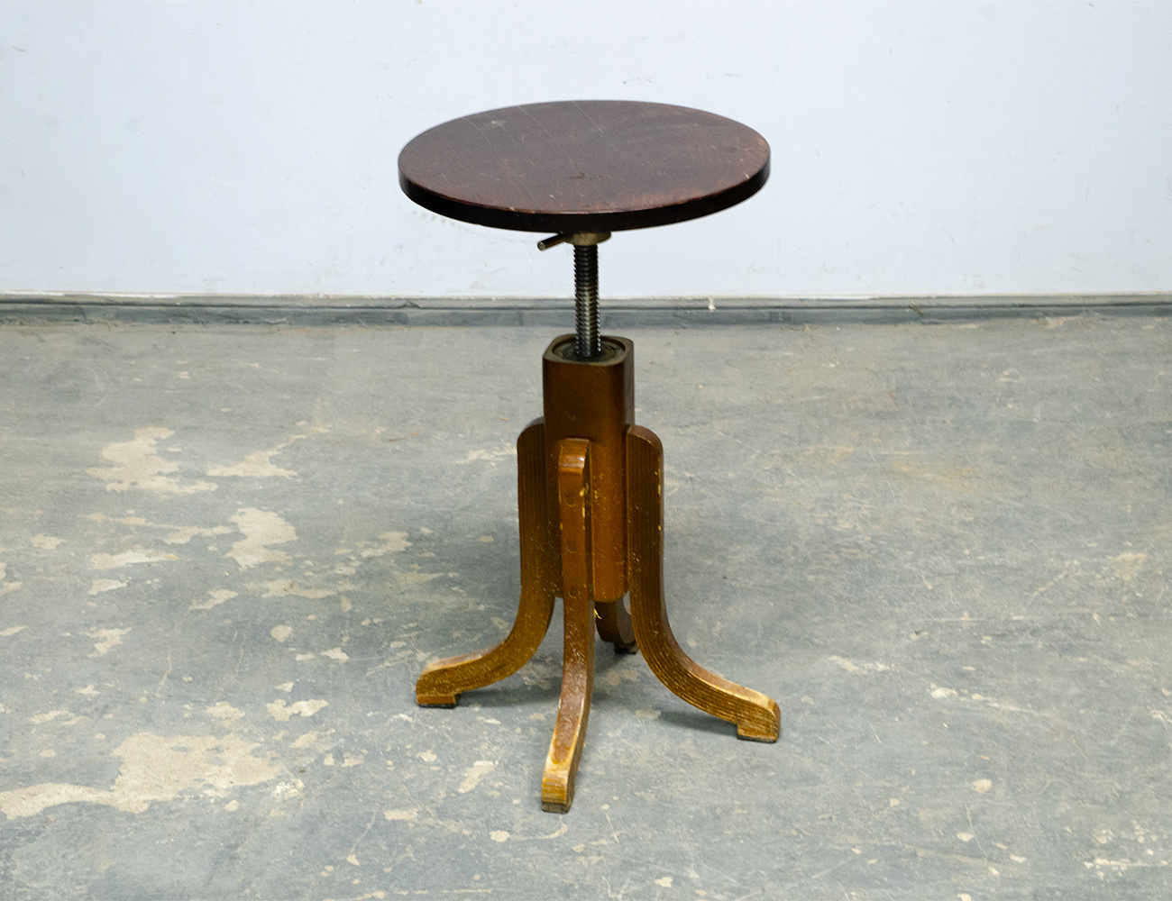 Старинный винтовой табурет