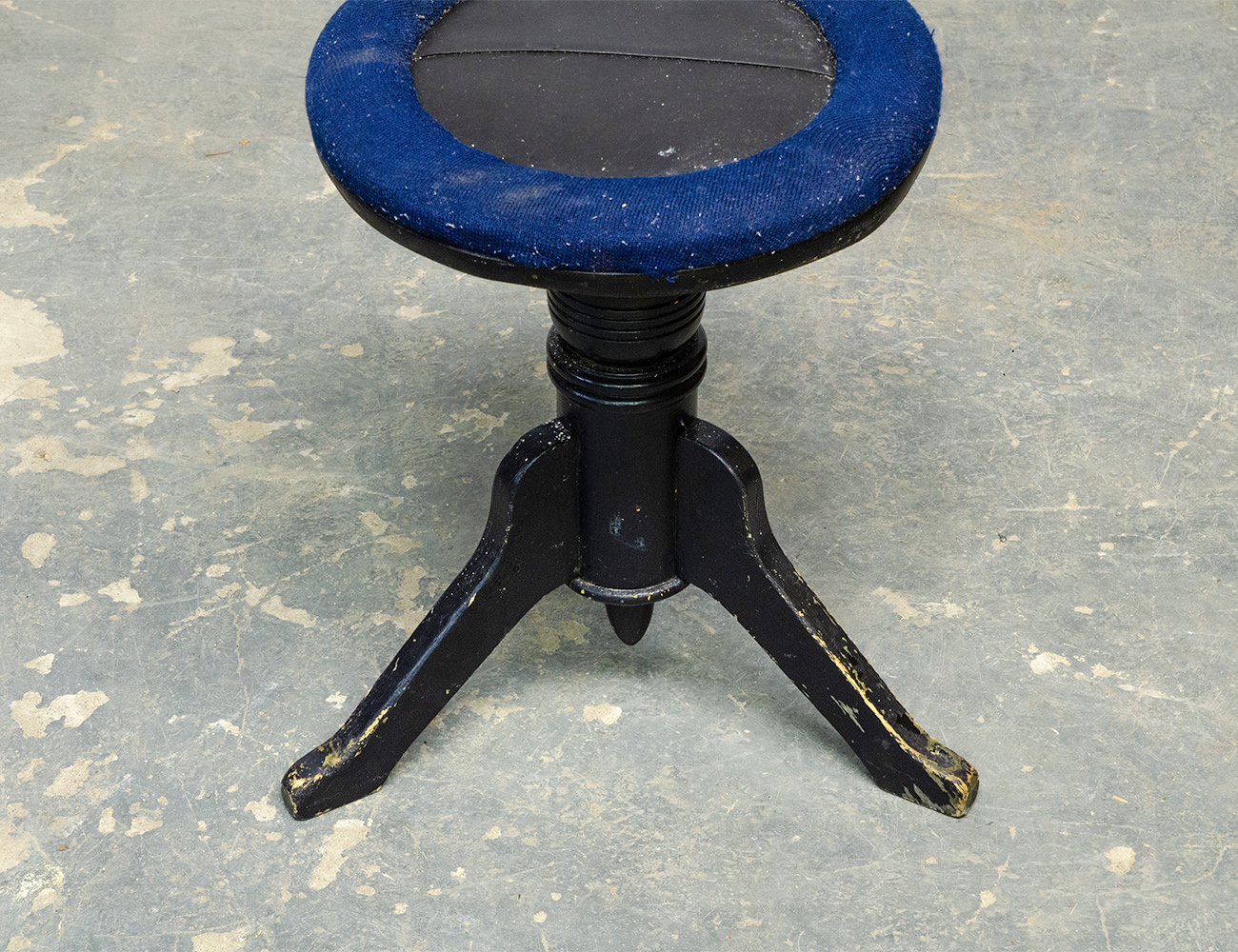 Старинный винтовой табурет