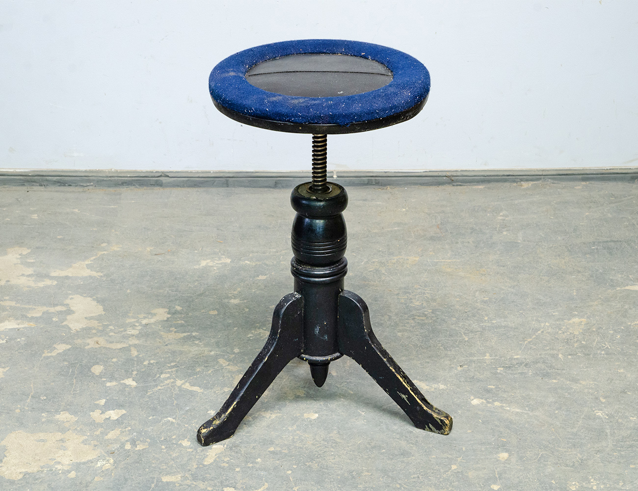 Старинный винтовой табурет