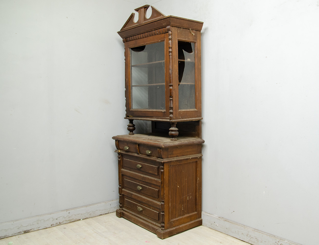 Старинная посудная горка