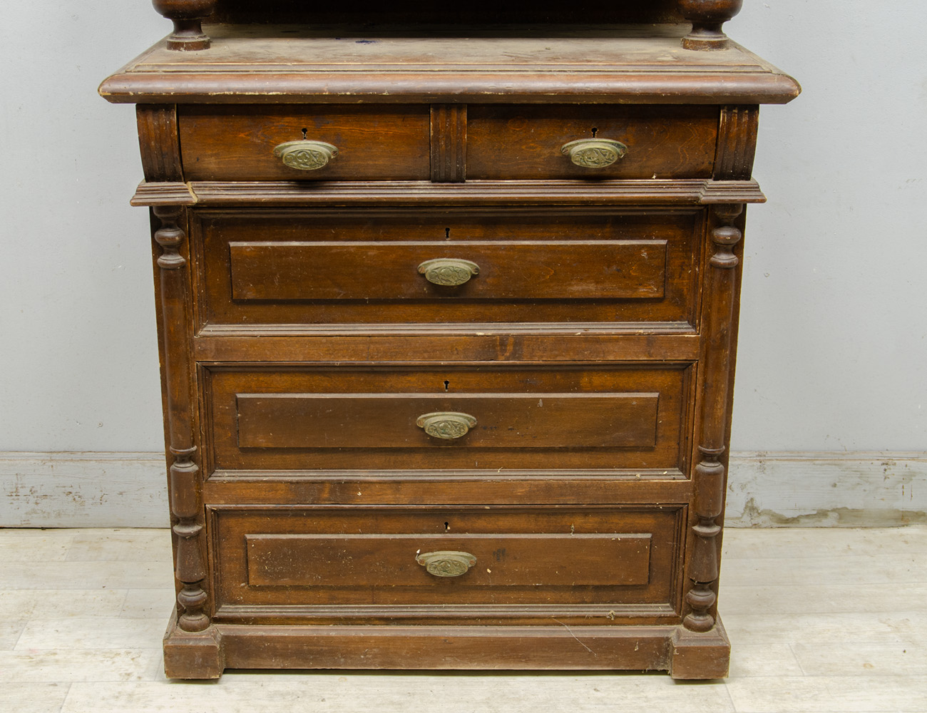 Старинная посудная горка