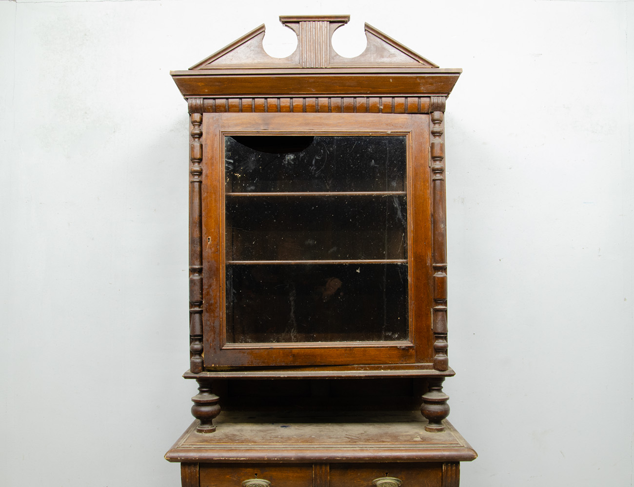 Старинная посудная горка