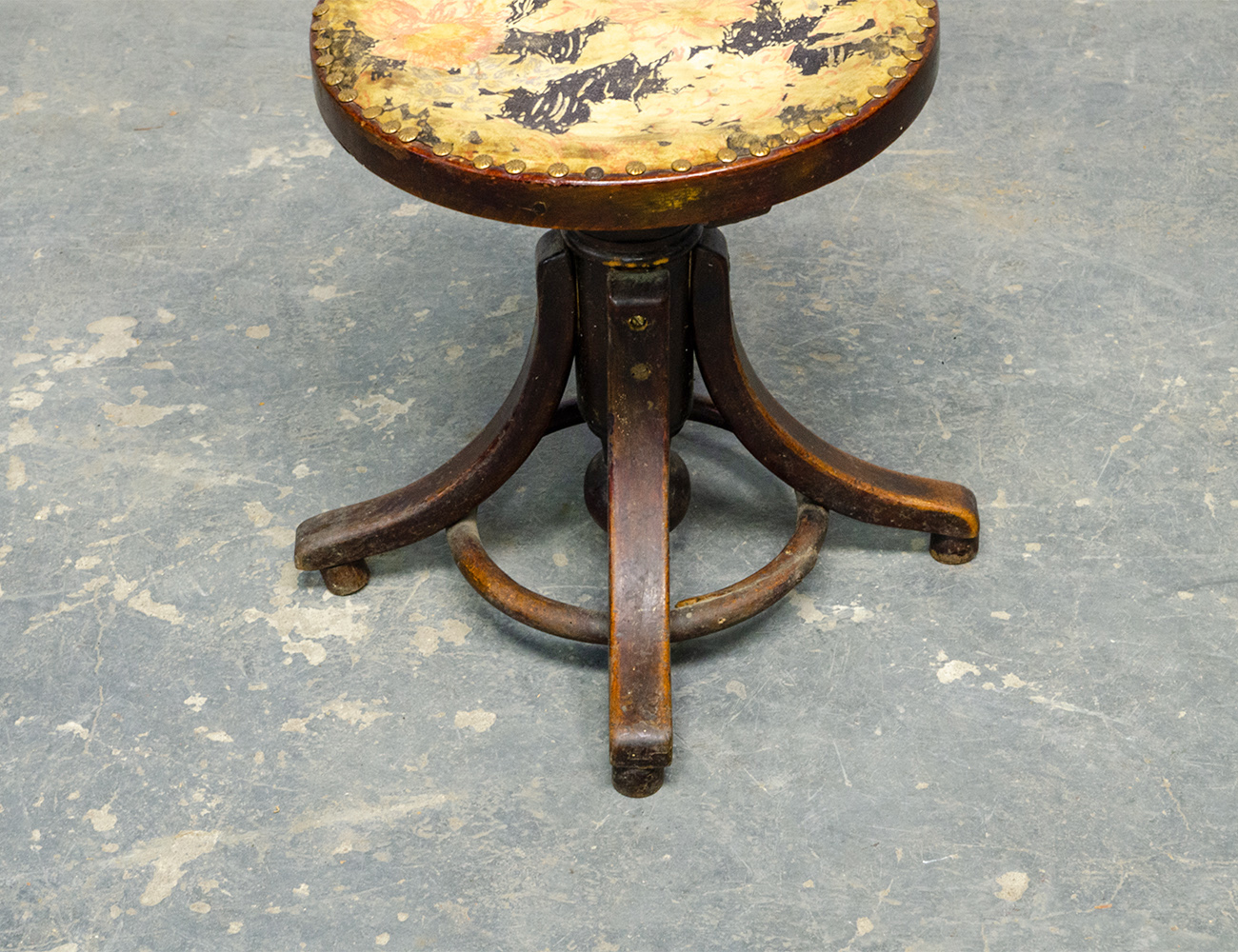 Старинный венский винтовой табурет