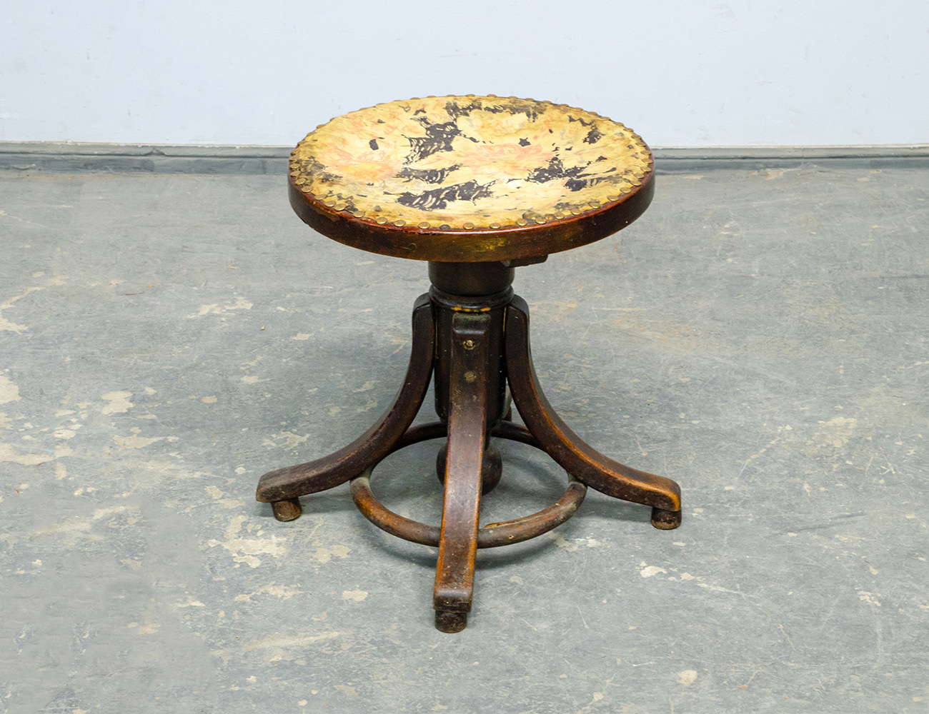 Старинный венский винтовой табурет