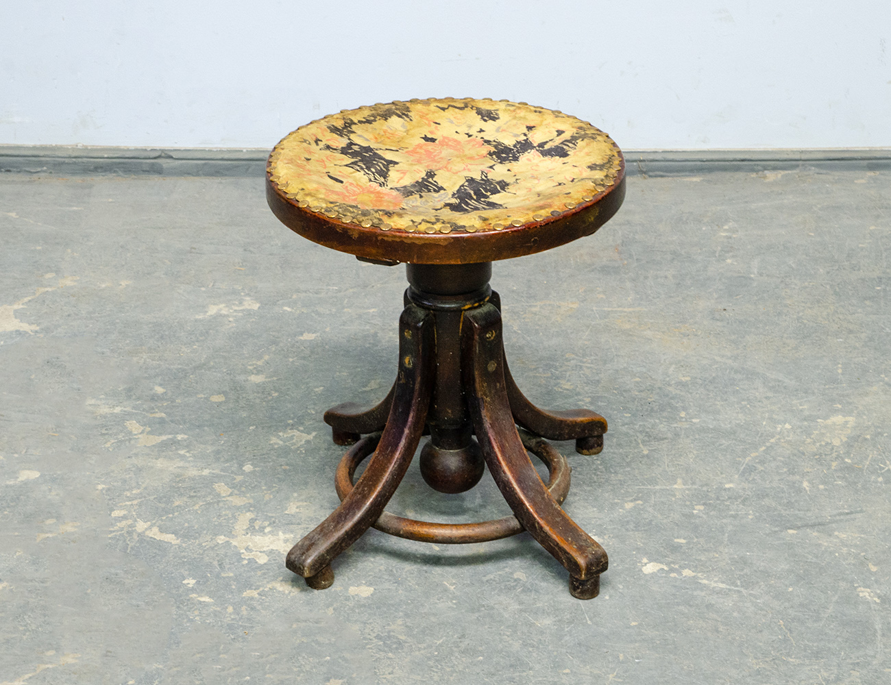 Старинный венский винтовой табурет