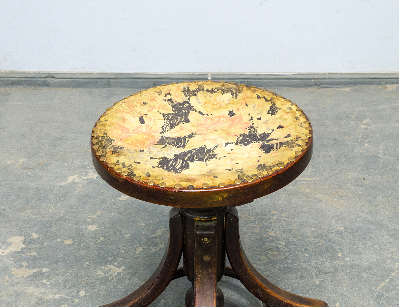 Старинный венский винтовой табурет