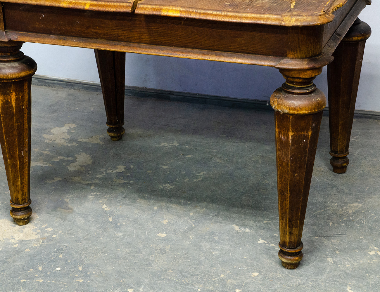 Старинный обеденный стол