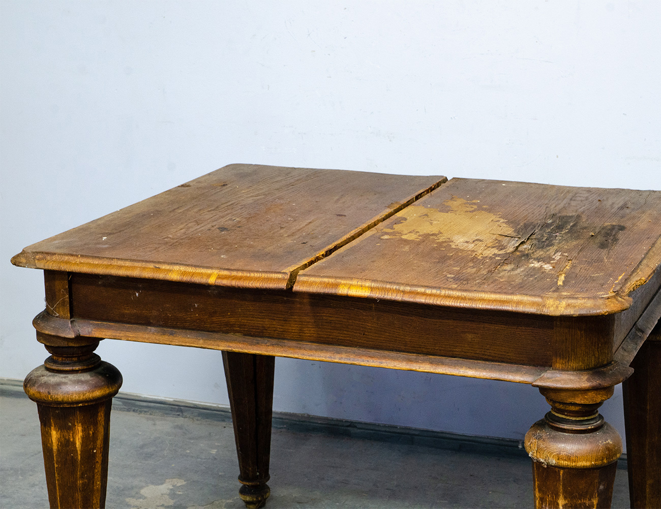 Старинный обеденный стол