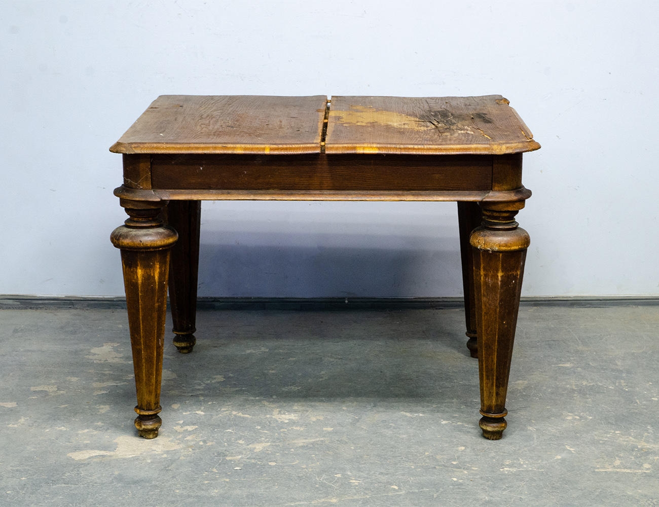 Старинный обеденный стол